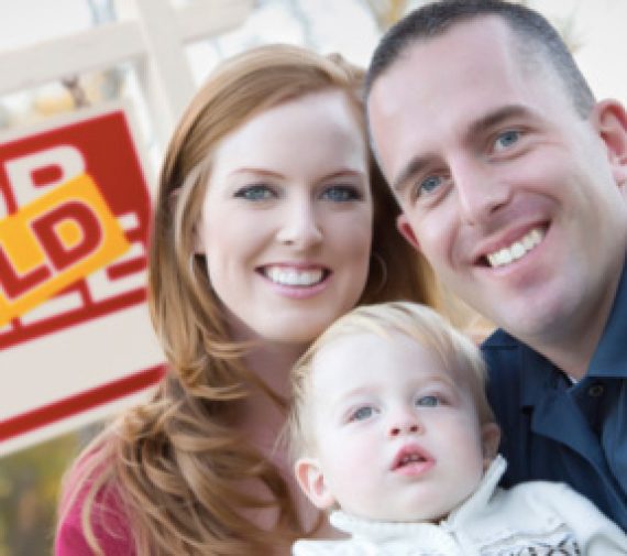 sell-your-house-fast happy family sold their house